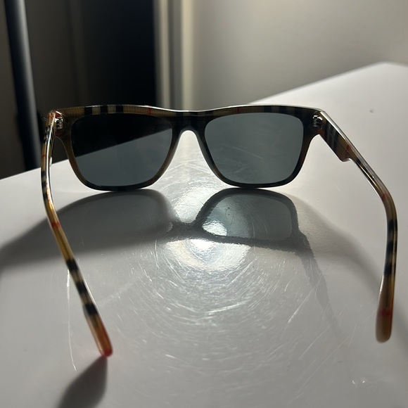 BURBERRY SUNGLASSES BOUGHT FOR $250 ish selling for $150!!! no case i lost it! - Picture 2 of 4